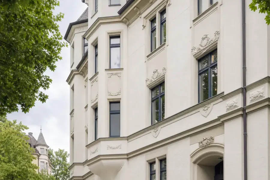 Fassade eines Wohnhauses während der Anstricharbeiten