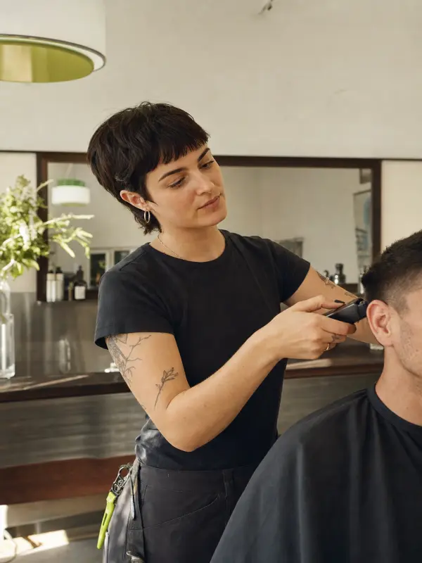 Barberin berät einen Kunden
