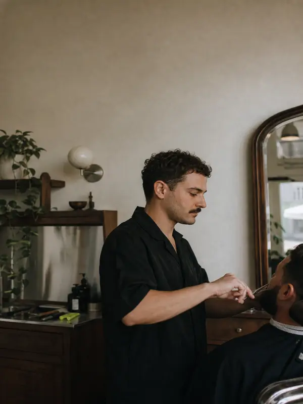 Barber bereitet eine Bartform vor